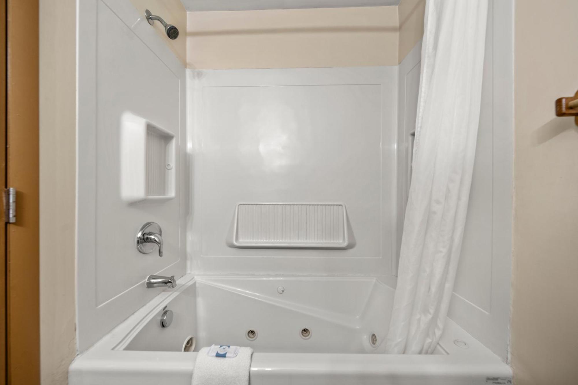 Thumb Heritage Inn Sandusky Kamer foto