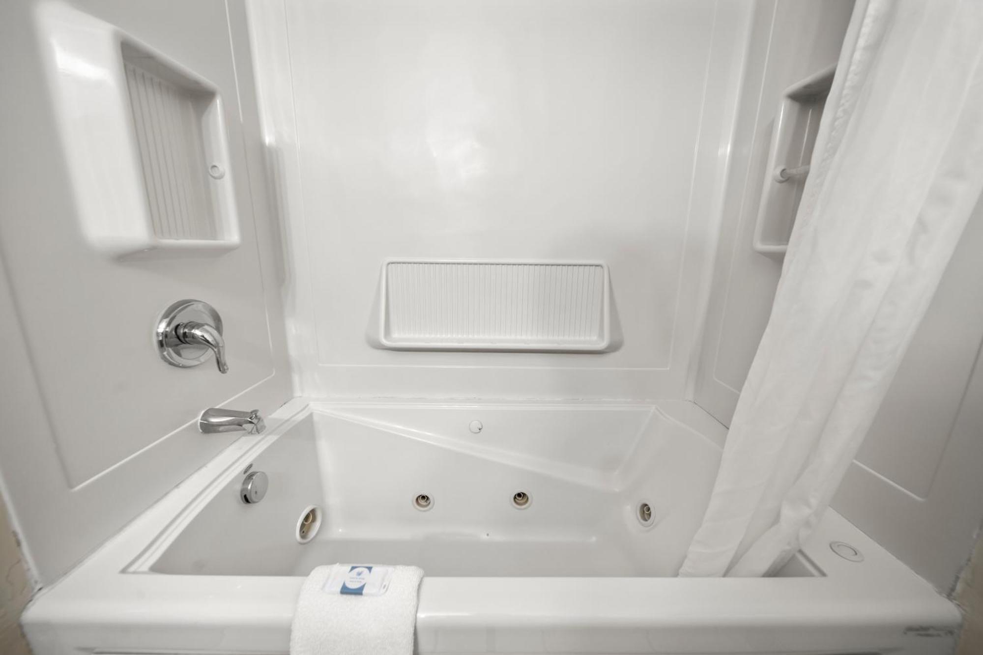 Thumb Heritage Inn Sandusky Kamer foto